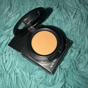 Mac eyeshadow in natural wilderness